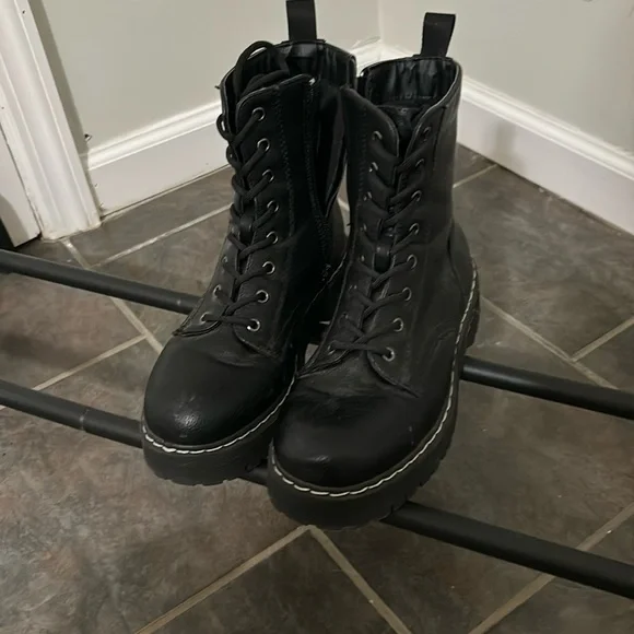 Black lace up boots..barely worn - Picture 1 of 2